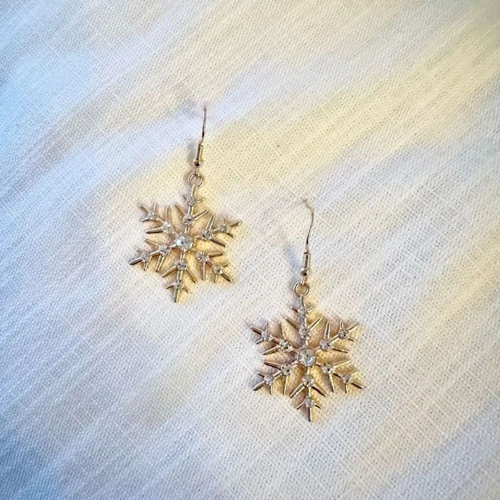 Gold snowflake dangle earrings with sparkle ￼